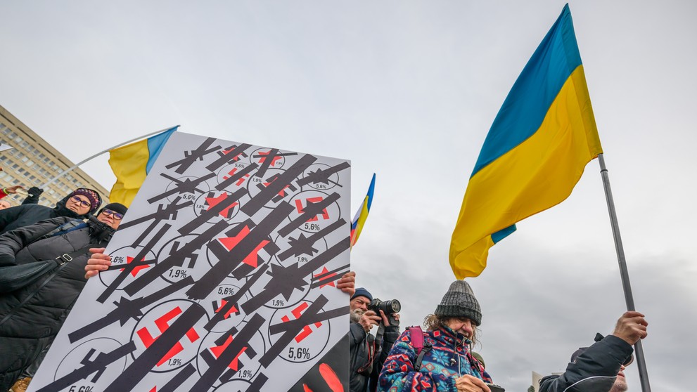 Protest proti nedeľnej (22. 12.) návšteve predsedu vlády SR Roberta Fica (Smer-SD) v Moskve na Námestí slobody v Bratislave v pondelok 23. decembra 2024.