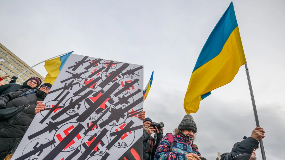 Protest proti nedeľnej (22. 12.) návšteve predsedu vlády SR Roberta Fica (Smer-SD) v Moskve na Námestí slobody v Bratislave v pondelok 23. decembra 2024.