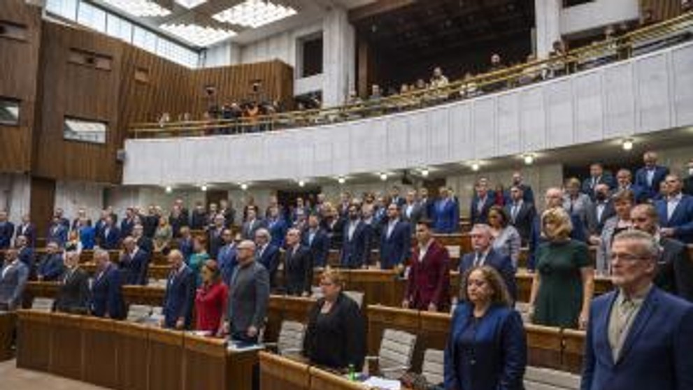 Na snímke je zachytená minúta ticha za obete na zastávke Zochova počas hlasovania o odvolaní ministra financií SR Igora Matoviča.