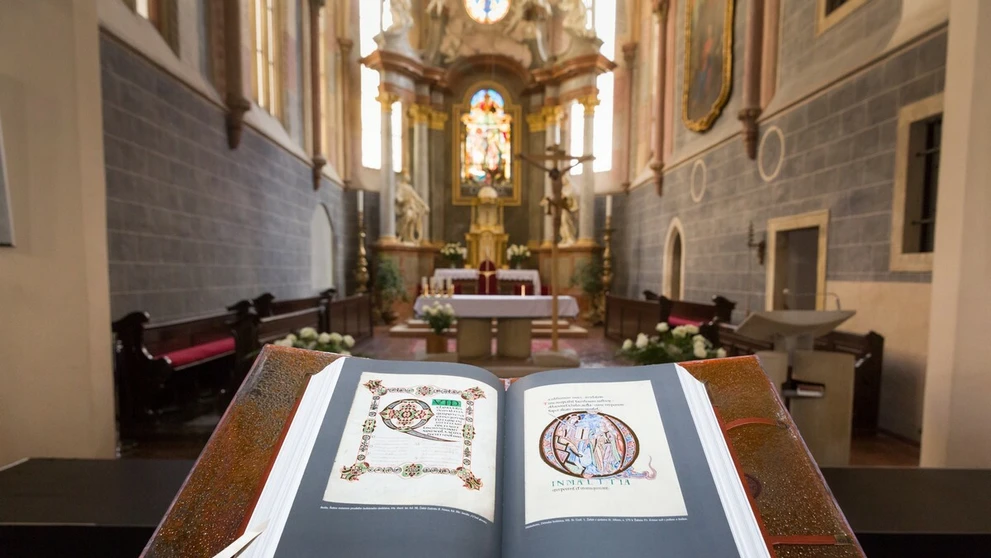 Otvorená Biblia.