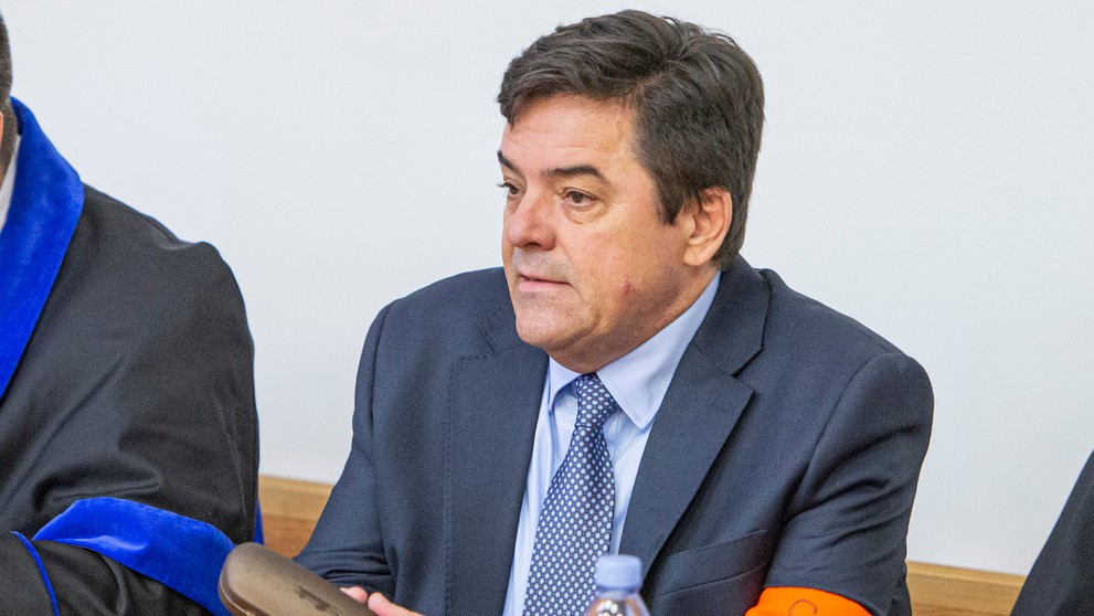 Marian Kočner, jeho advokáti Martin Pohovej (druhý zľava) a Michal Mandzák (druhý sprava).