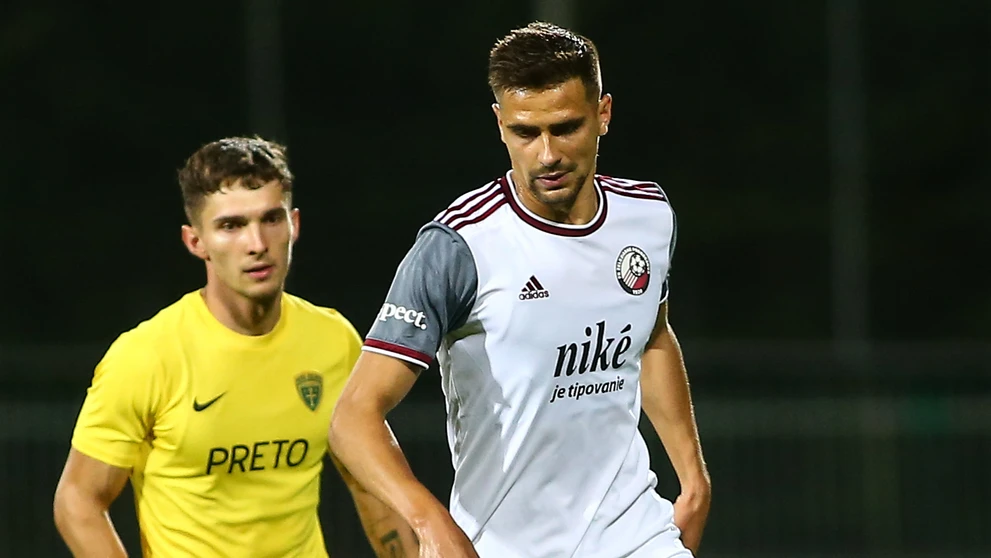Zľava Dávid Ďuriš (Žilina) a Marek Kristián Bartoš (Podbrezová) v súboji o loptu v zápase 2. kola Niké ligy.