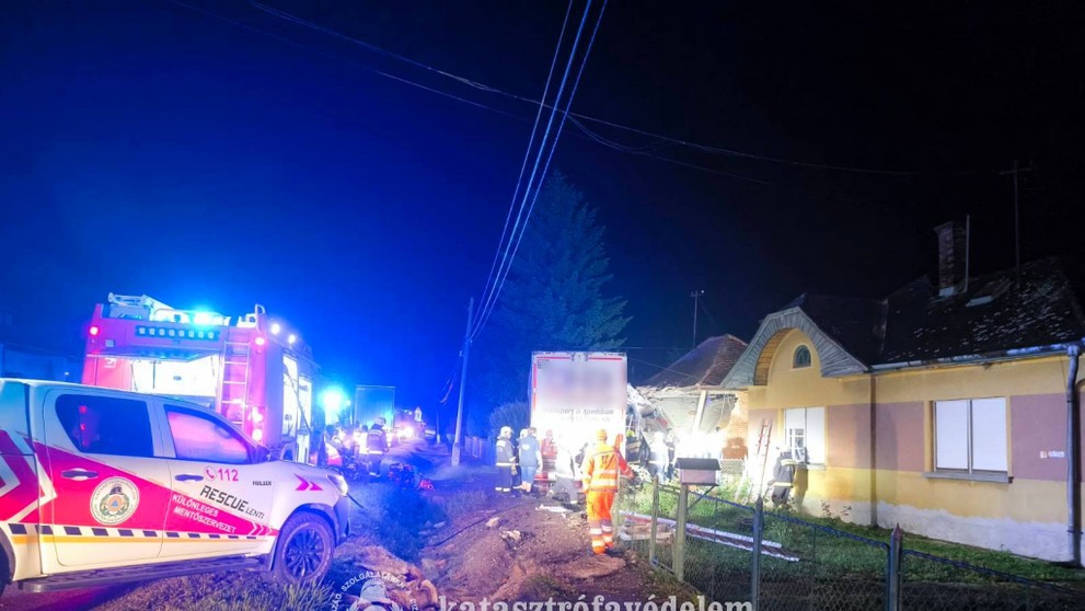 Slovenský kamión narazil do múru rodinného domu v Maďarsku