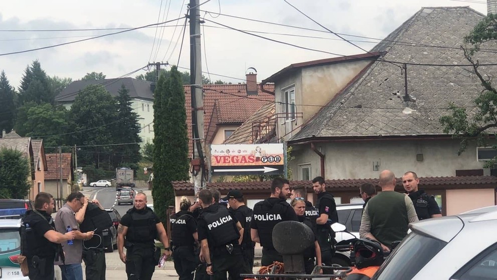 Jednotka draftu NHL Jack Hughes (uprostred), dvojha Kaapo Kakko (vľavo) a trojka Kirby Dach.