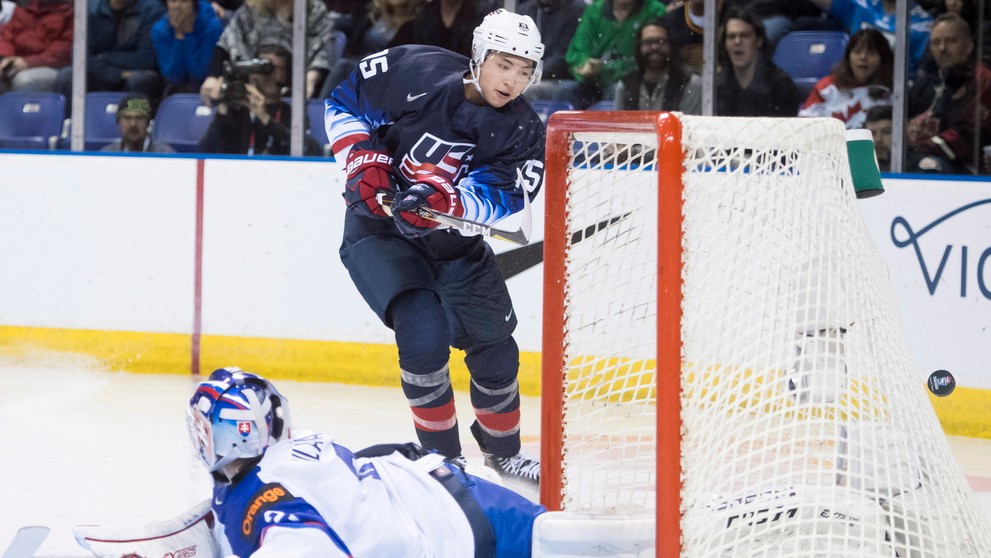 Američan Mikey Anderson (vpravo) atakuje Adama Žiaka v zápase na MS do 20 rokov.