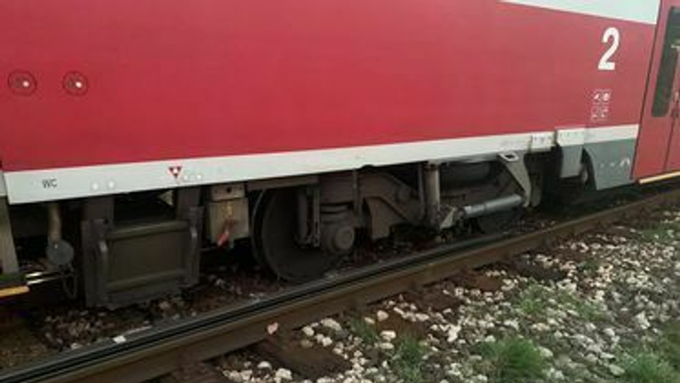 Vykoľajený vlak.