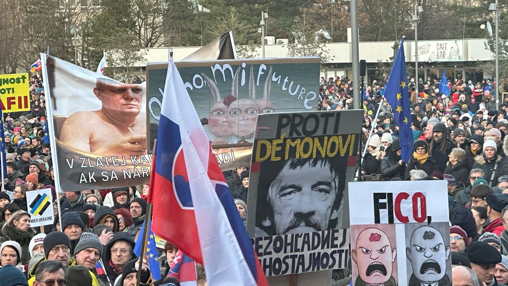 Námestie sa zaplnilo ľuďmi s transparentami