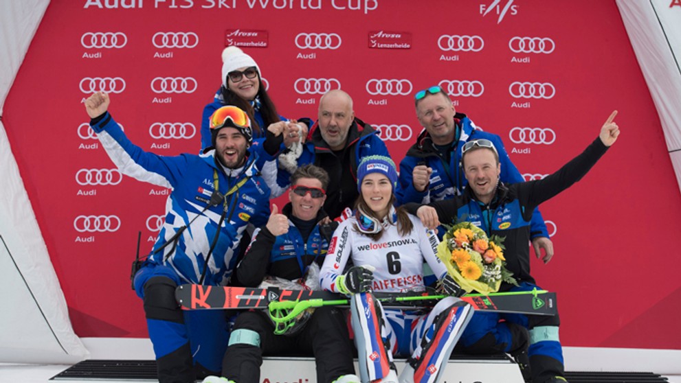 Víťazná Petra Vlhová a Veronika Velez-Zuzulová v cieli v 2. kole Svetového pohára v švajčiarskom Lenzerheide.