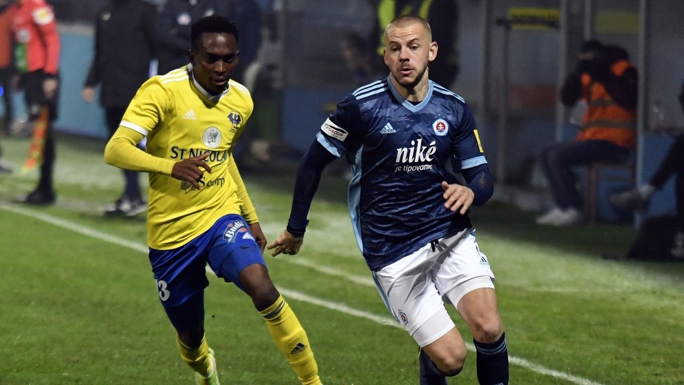 Zľava Wisdom Uda Kanu (Michalovce) a Vladimír Weiss ml. zo Slovana v zápase 15. kola Fortuna ligy.