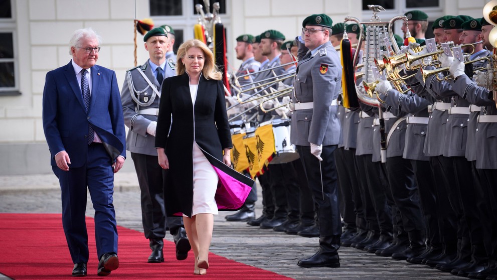 Nemecký prezident Frank-Walter Steinmeier a slovenská prezidentka Zuzana Čaputová počas prehliadky čestnej stráže