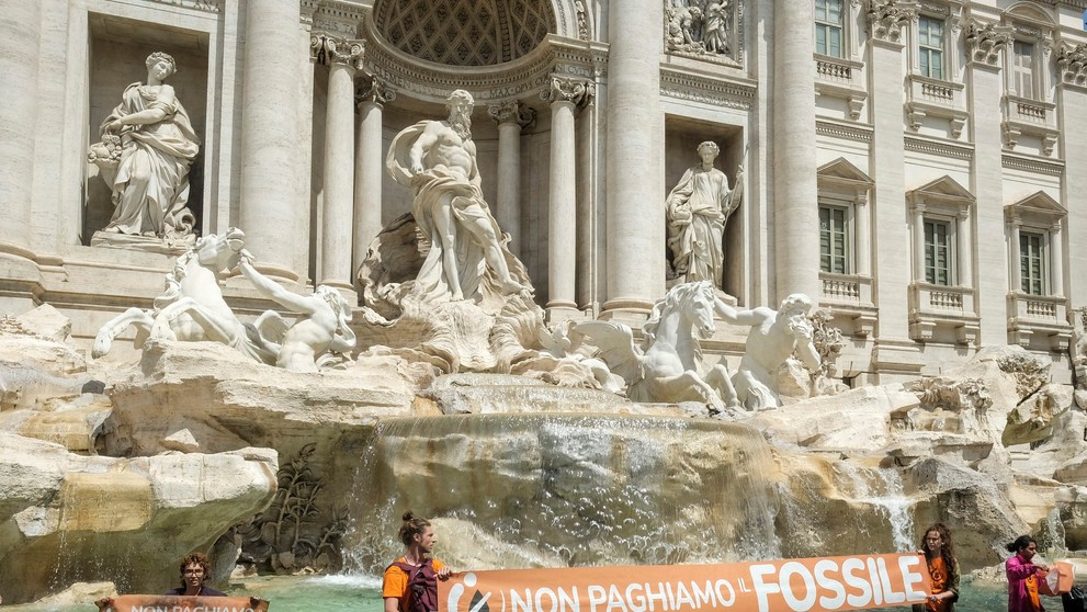 Protest klimatických aktivistov vo Fontáne di Trevi v Ríme.