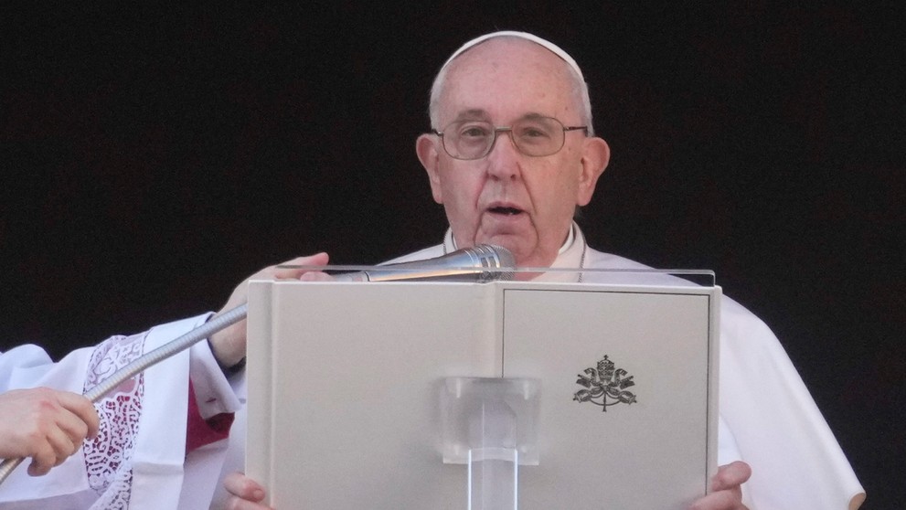 Pápež František prednáša Urbi et Orbi.