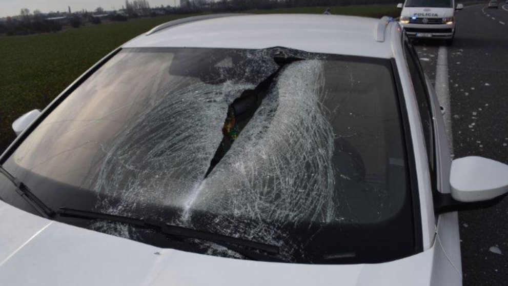 Kus ľadu prerazil čelné sklo na vozidle.