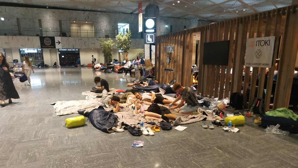 Členovia súboru Cantica nova na letisku v Tokiu