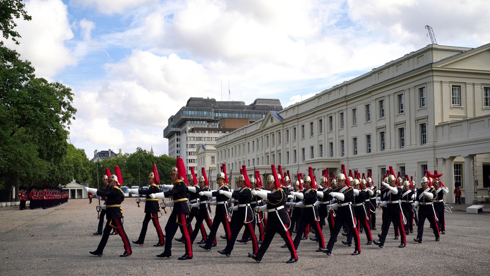 Príslušníci Kráľovskej stráže pochodujú pri odchode z Wellington Barracks pred slávnostnou procesiou s prevozom rakvy zosnulej britskej kráľovnej Alžbety II.