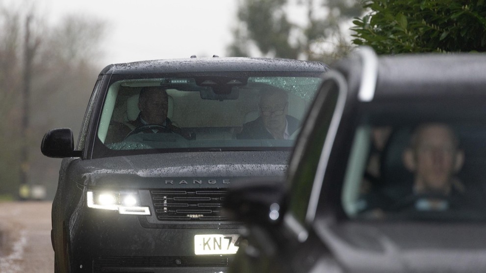 Dnes ráno prehľadala dom Andrewa Mountbattena-Windsora v Norfolku.