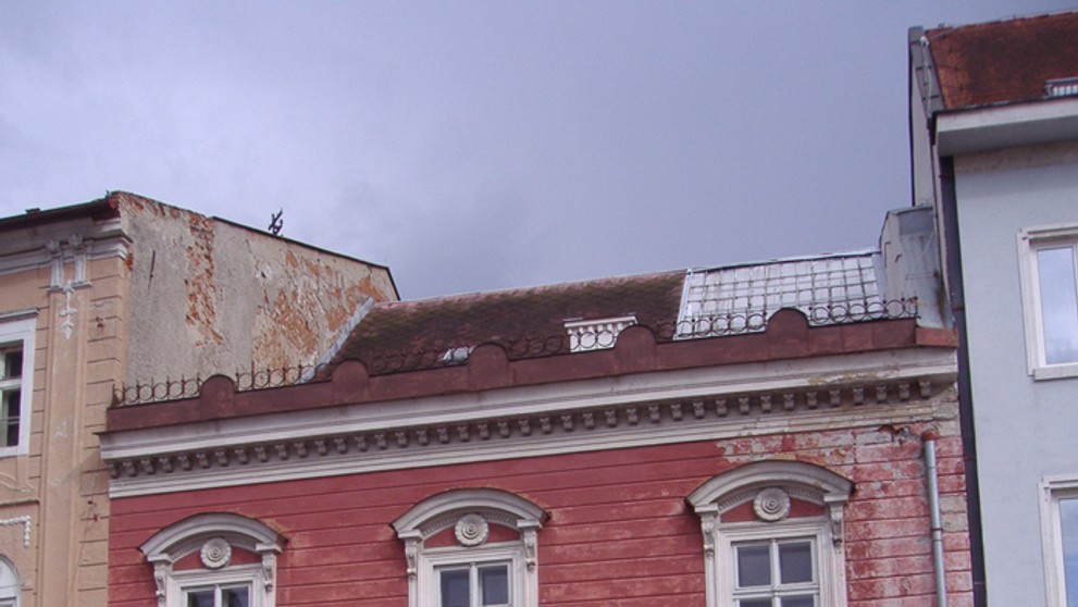Dom na Nám. Štefana Moysesa v Banskej Bystrici, kde unikátna zavesená reťazová strecha z kujného železa
