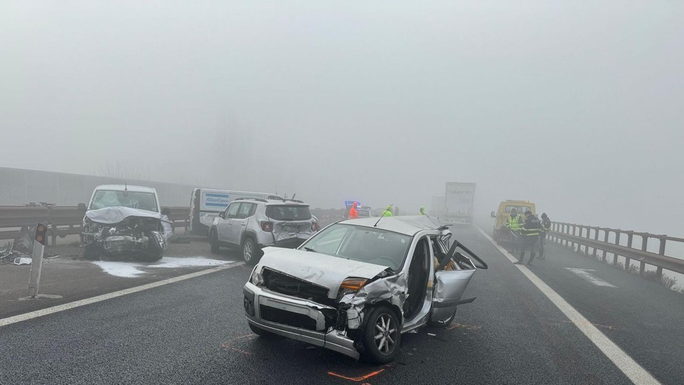 Zdemolované vozidlá po zrážke na talianskej diaľnici.