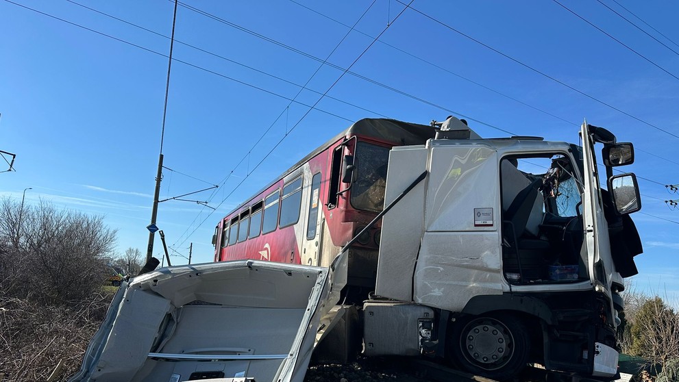 Tragická zrážka vlaku s kamiónom v Nových Zámkoch