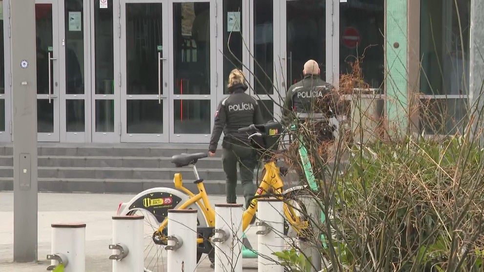 Zásah policajtov na vysokej škole.