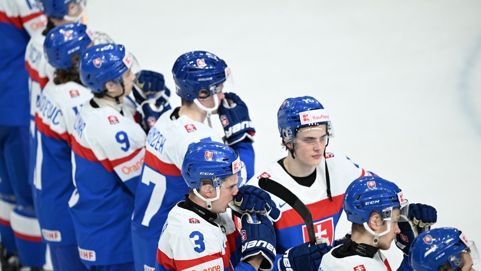 Slovenskí hokejisti po prehre s Fínskom.