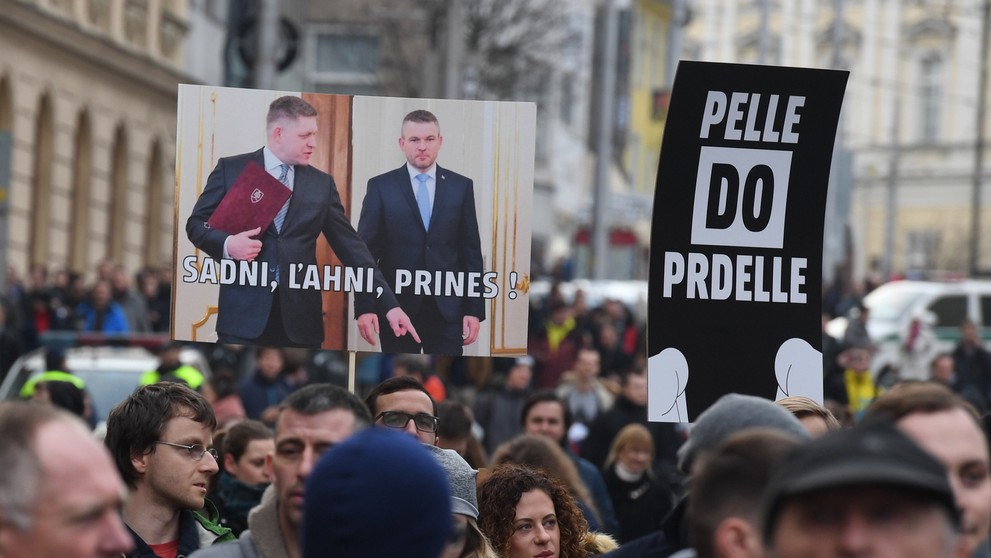 Ľudia si na protest aj tentoraz doniesli tematické transparenty. 