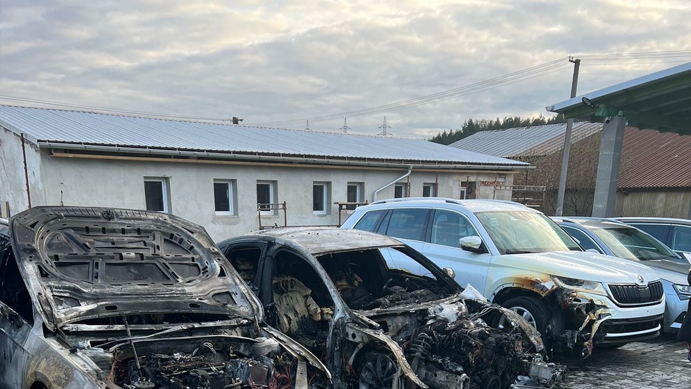 Muži podpálili päť áut pri Žiari nad Hronom.