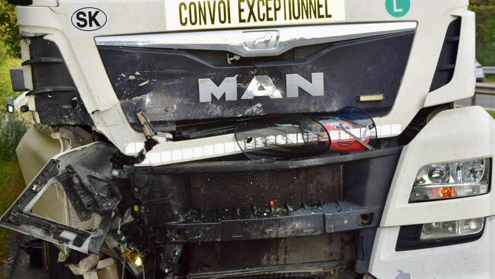 Nákladiak na R1 vpálil do odstaveného auta na krajnici.