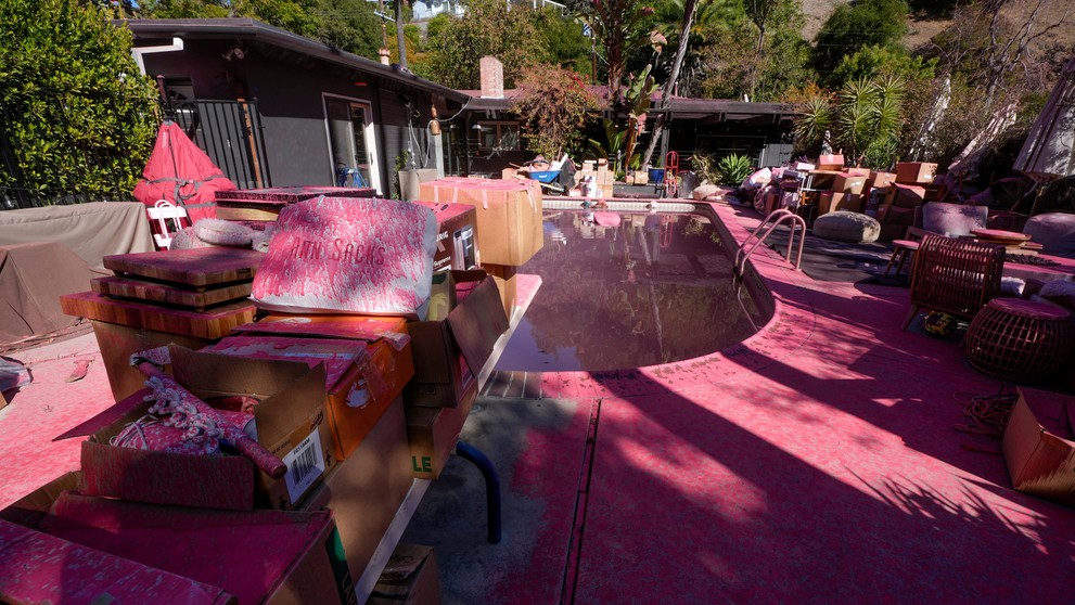 V Los Angeles zhadzujú lietadlá ružový prášok