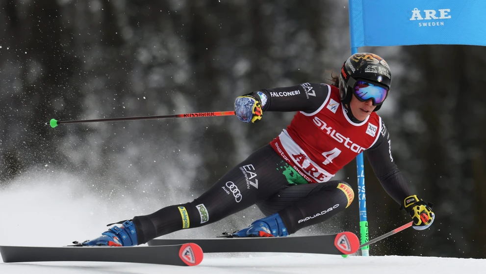Federica Brignoneová na trati počas 1. kola obrovského slalomu v Aare.