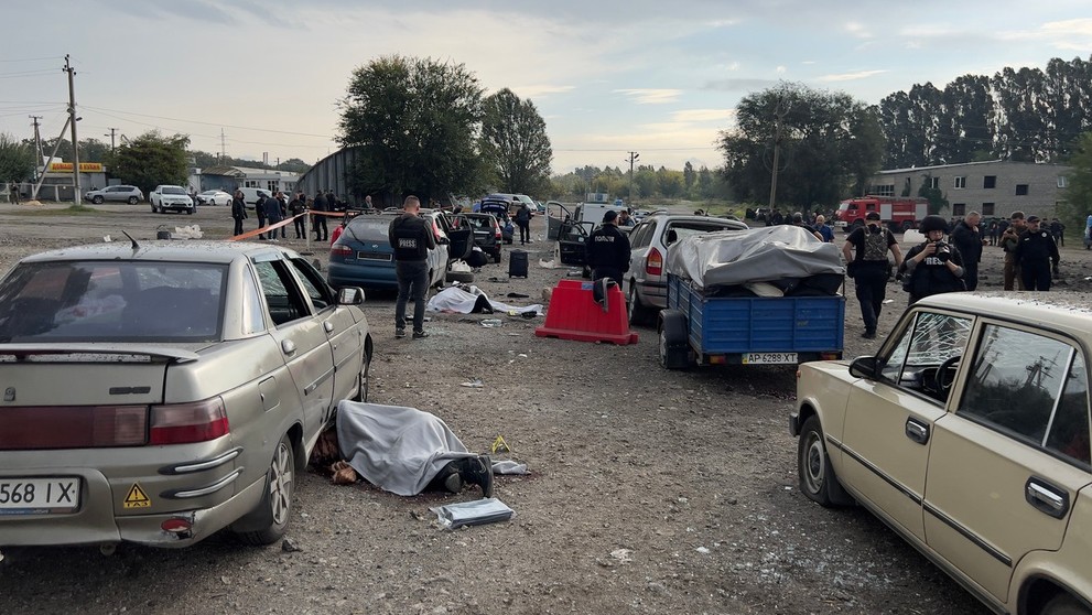 Následky raketového útoku na konvoj civilistov.