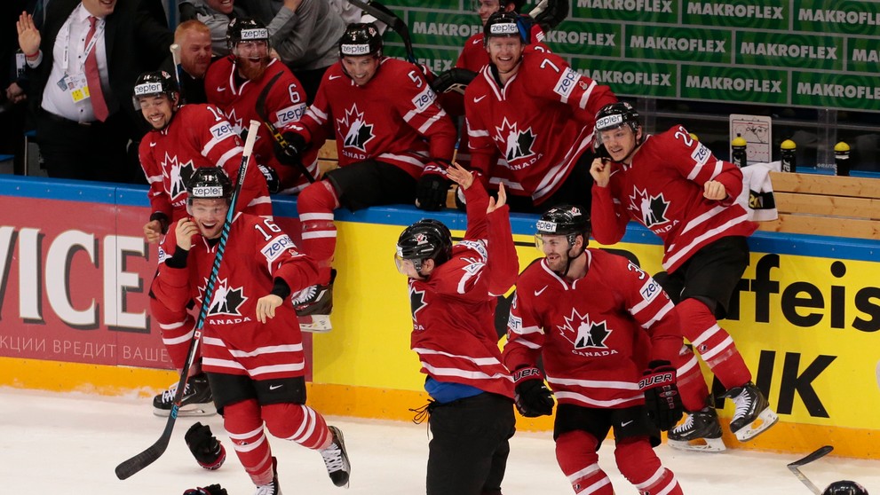Kanadská reprezentácia sa raduje z triumfu vo finále 80. MS v Rusku nad Fínskom 2:0 a obhájili titul majstrov sveta v Moskve
