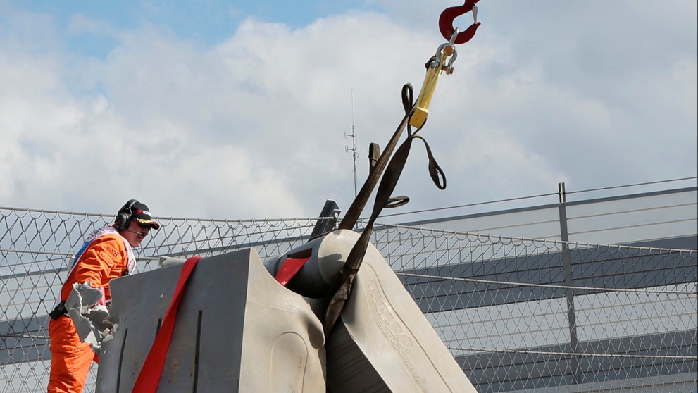 Carlos Sainz havaroval na tréningu.