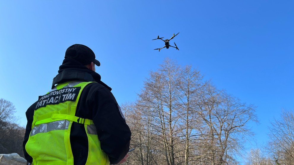 Do pátrania už zapojili aj dron a vrtuľník.