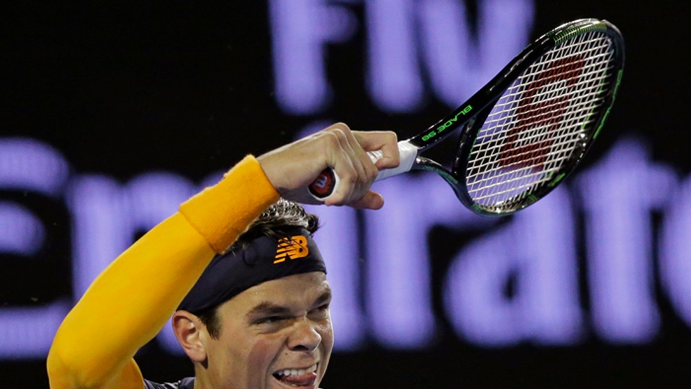 Miloš Raonič odvracia úder v semifinále Australian Open proti Andy Murrayovi.