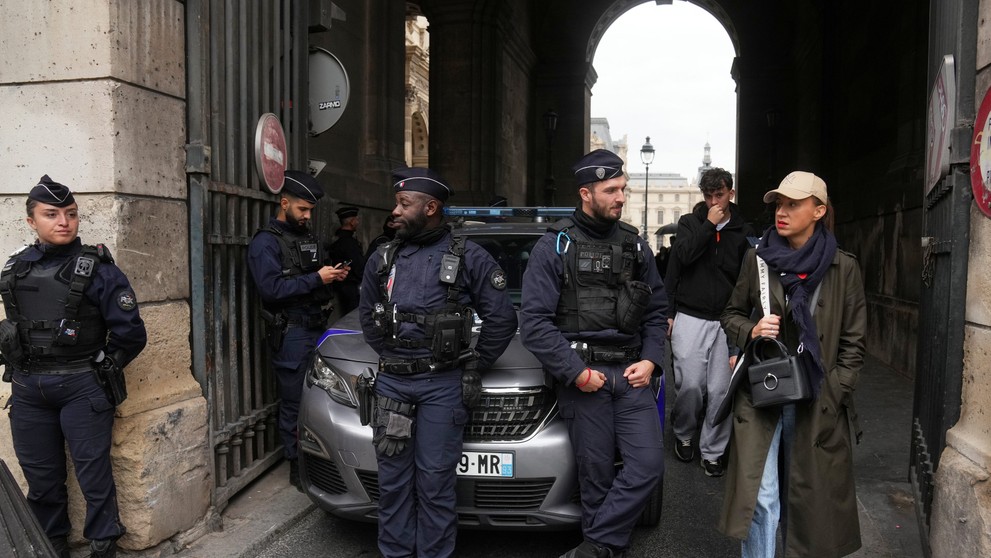 Louvre vykradli. Zlodeji si odniesli šperky