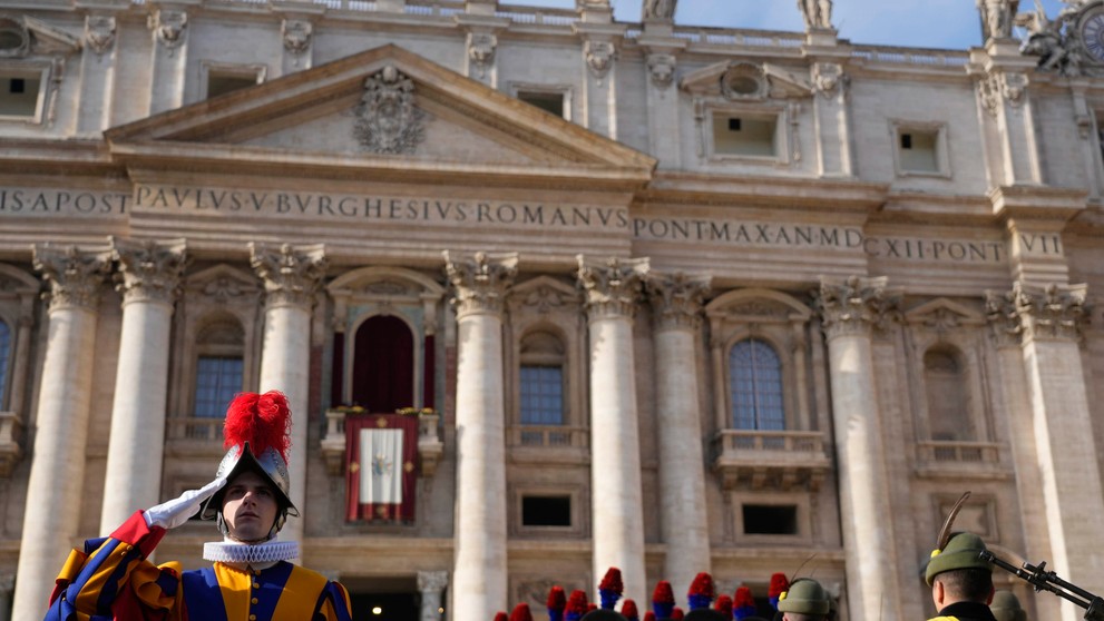 Švajčiarska garda salutuje členom talianskej armády pred posolstvom pápža Urbi et Orbi.