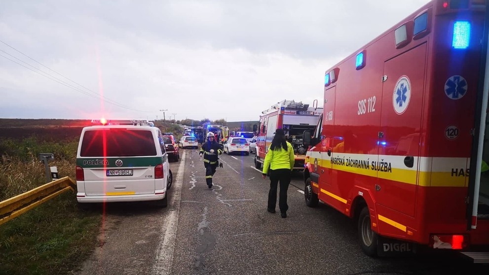 Na mieste nehody zasahujú záchranné zložky.