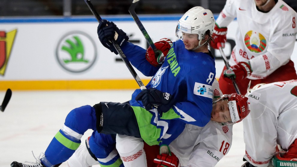 Kristian Chenkel (vpravo) z Bieloruska posiela na ľad v dueli MS 2017 Slovinca Žigu Jegliča.