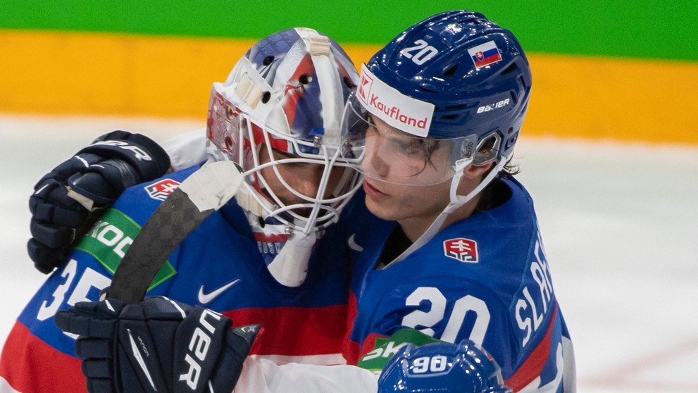 Zľava brankár Adam Húska, Juraj Slafkovský a kapitán Tomáš Tatar smútia po prehre s Fínskom vo štvrťfinále MS 2022.