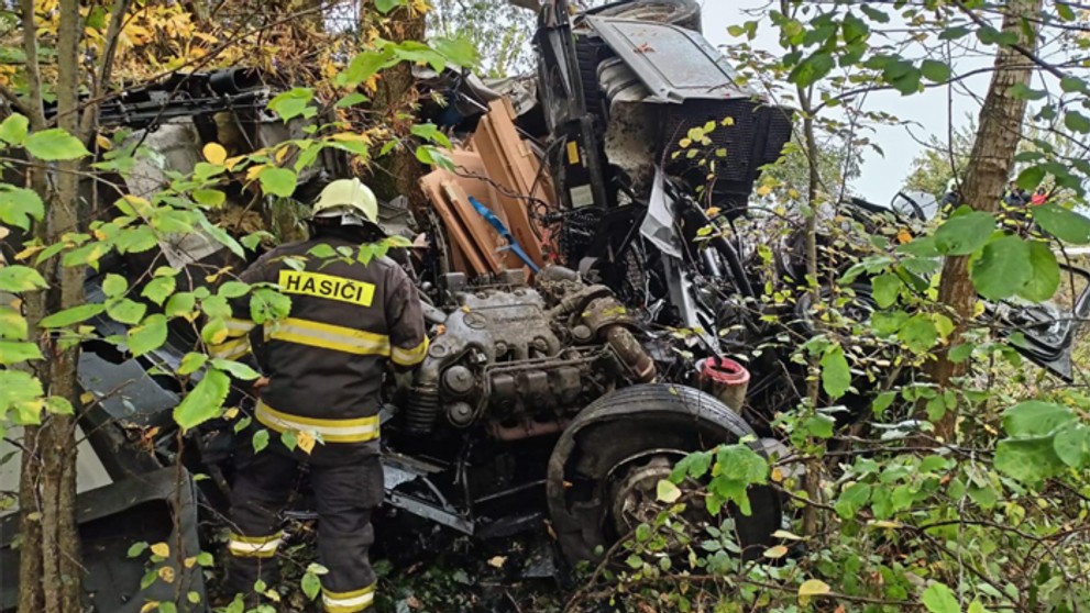 Pri tragickej nehode prišli o život traja ľudia.