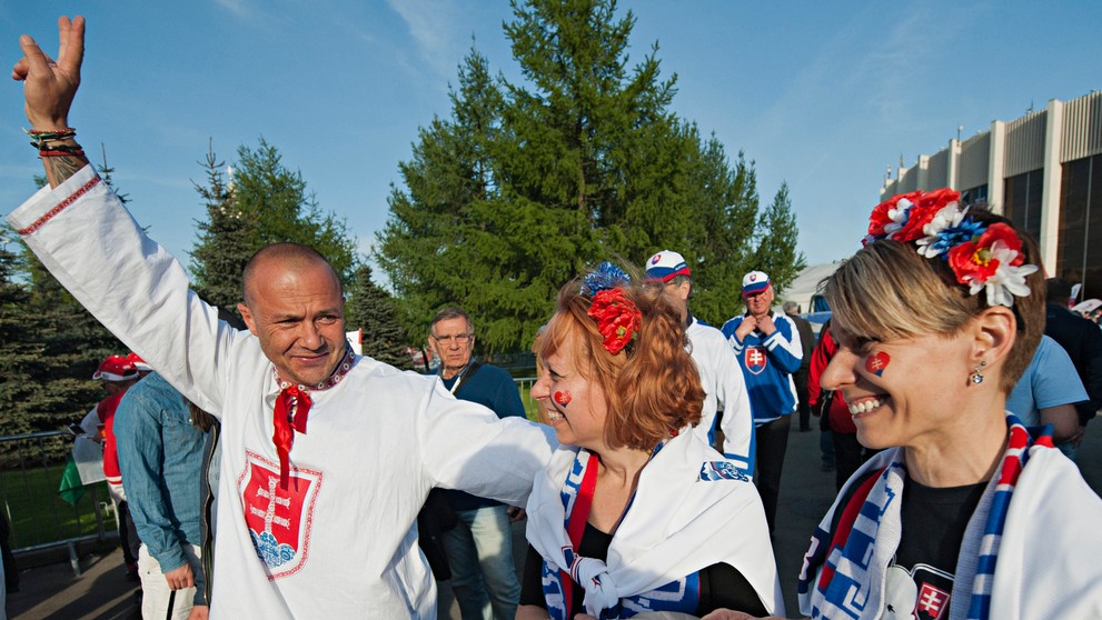 Na snímke slovenskí fanúšikovia pred zápasom B-skupiny hokejových MS Slovensko - Kanada v Petrohrade.