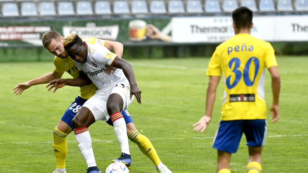 Zľava hráč MFK Zemplín Michalovce Juraj Kotula a jeho spoluhráč Brain Peňa, uprostred hráč FC Spartak Trnava Yusuf Bamidele v 5. kole Fortuna ligy.