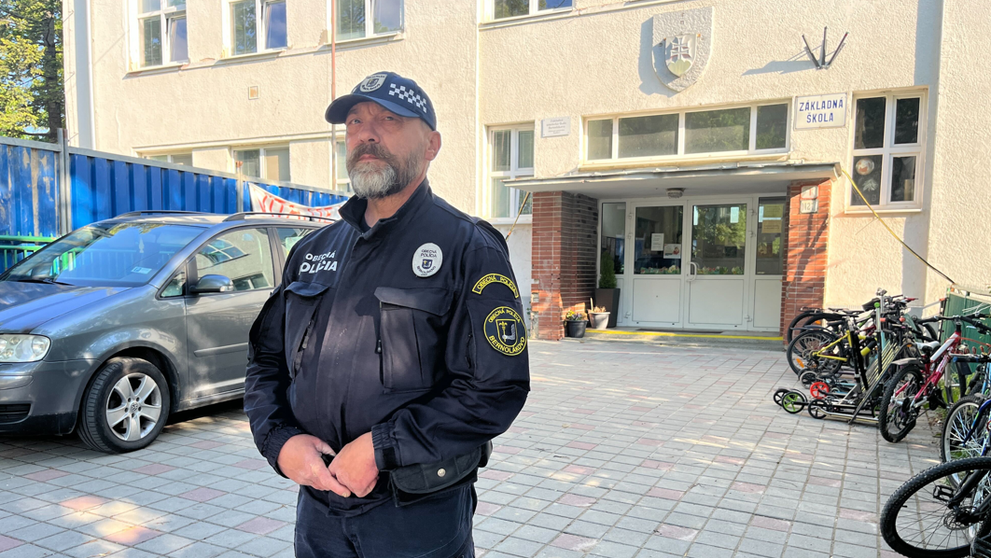 Policajt hliadkuje pred jednou zo základných škôl.