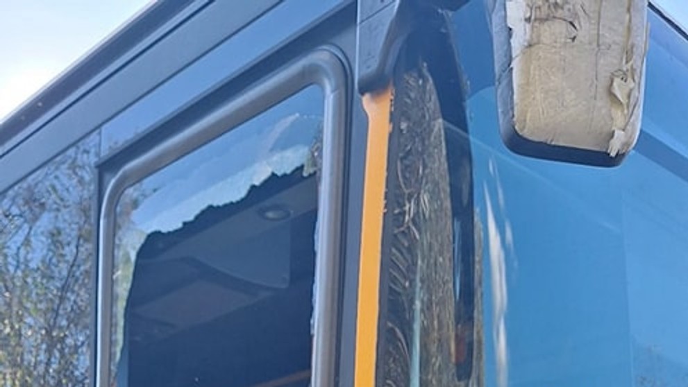 Medzi Kútmi a Holíčom sa v okrese Senica v stredu poobede zrazil autobus s osobným autom