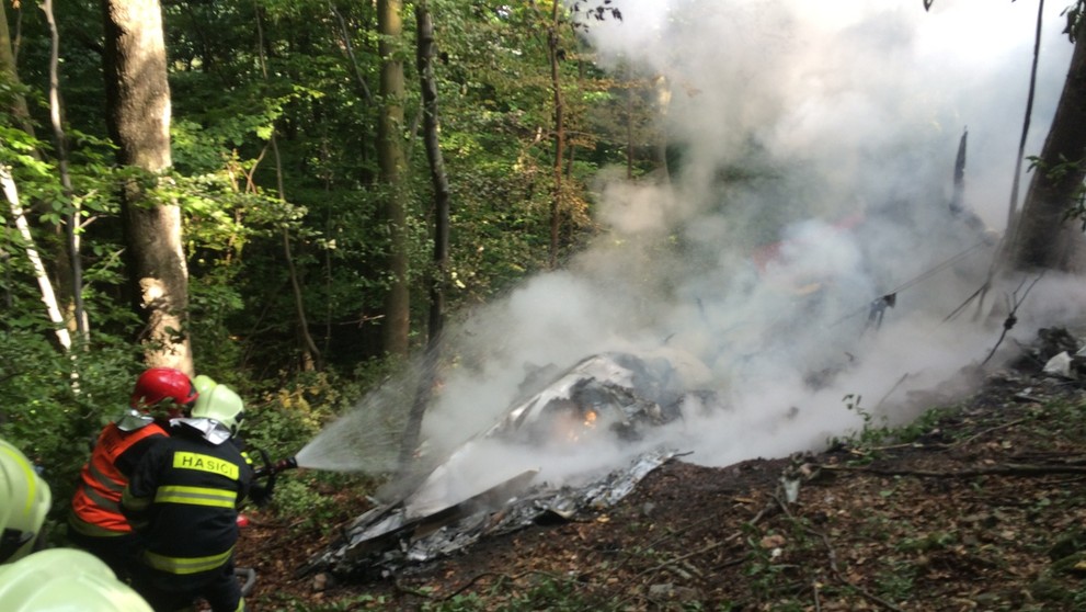 Záchranári pri vraku horiaceho lietadla nad obcou Červený Kameň.