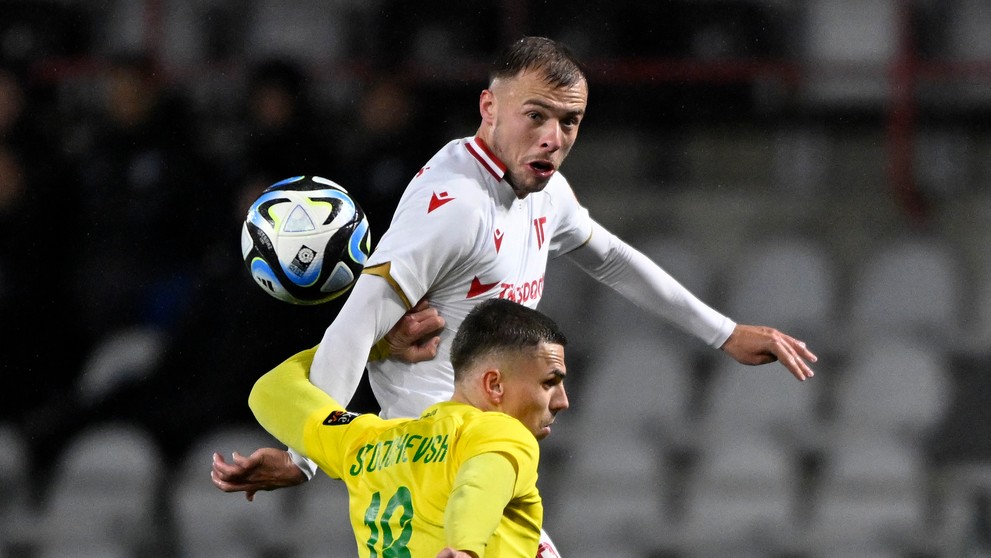 Na snímke zľava Njegoš Kupusovič (AS Trenčín) a  Andrej Stojčevski (MŠK Žilina).