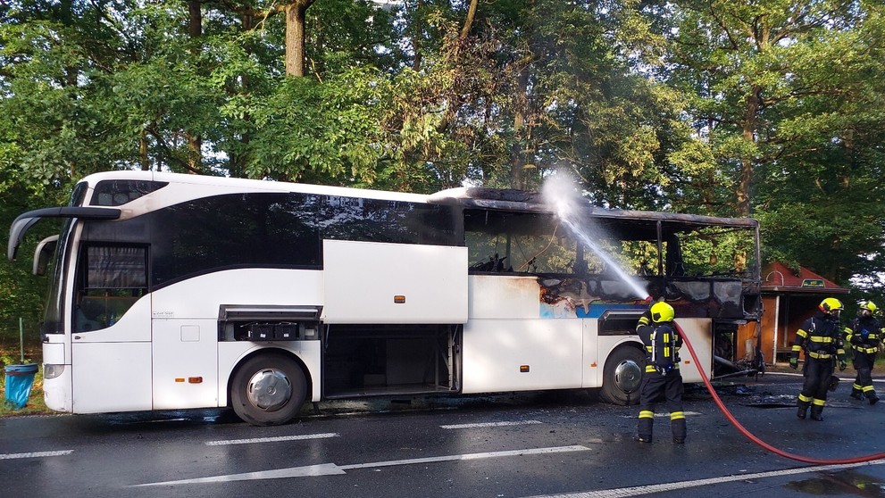 Horiaci autobus vo východných Čechách 
