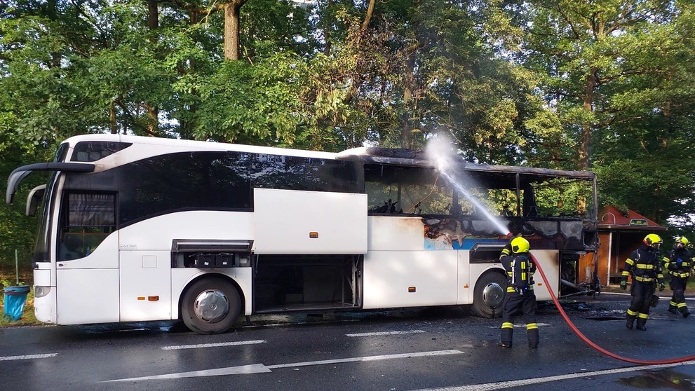 Horiaci autobus vo východných Čechách 