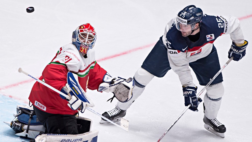Marek Viedenský pred gólmanom Miklósom Rajnom počas dueli proti Maďarsku na MS v Rusku.
